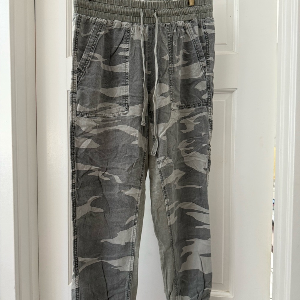 Splendid Green and Gray Camouflage Cargo Pants